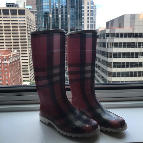 Burberry rain boots - Picture 1 of 5